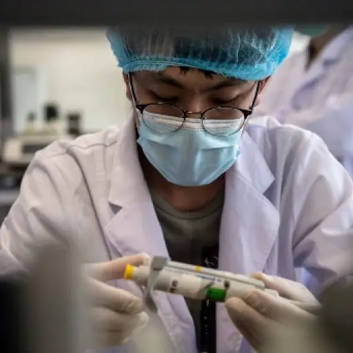 Laboratorio chino prueba en humanos una vacuna para la COVID-19