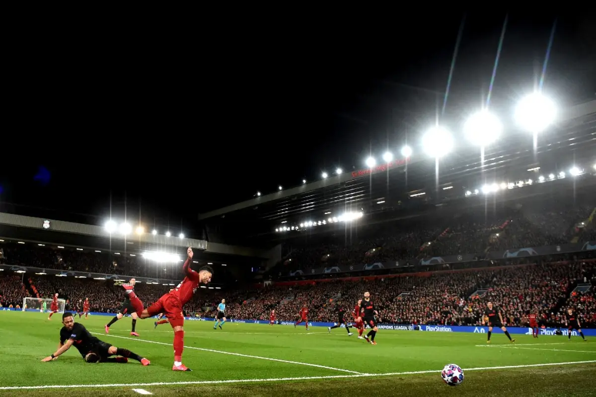 Liverpool's English midfielder Alex Oxlade-Chamberlain (2L) controls the ball during the UEFA Champions league Round of 16 second leg football match between Liverpool and Atletico Madrid at Anfield in Liverpool, north west England on March 11, 2020. (Phot