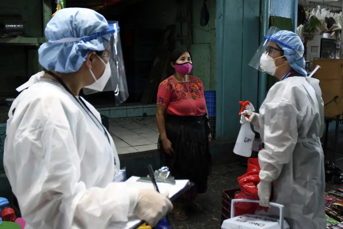 Health workers get ready to carry out COVID-19 coronavirus tests at The Terminal market in Guatemala City on May 21, 2020. -  (Photo by Johan ORDONEZ / AFP)