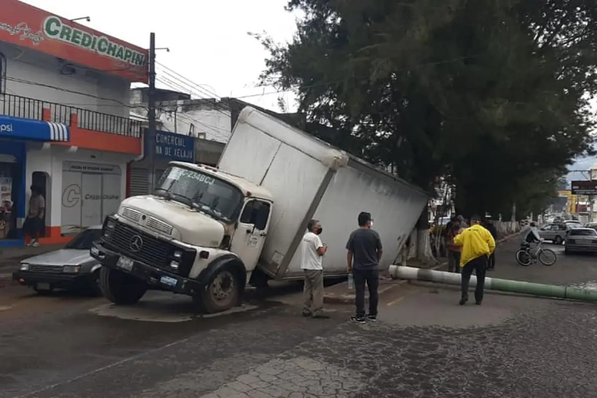 Camión hundimiento Quetzaltenango Emisoras Unidas Guatemala, 