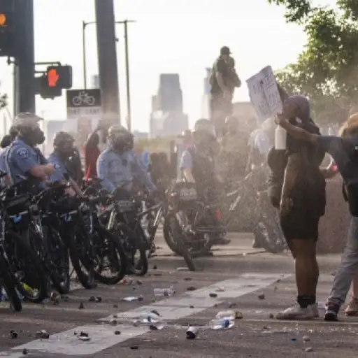 Minneapolis protestas violentas por la muerte de un afroamericano