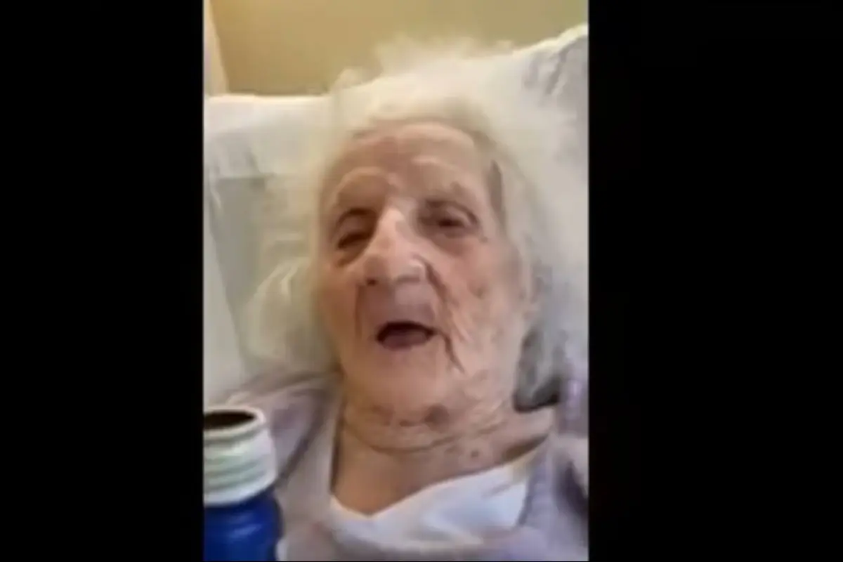 VIDEO | Con cerveza en mano abuelita de 103 años celebra que venció al COVID-19