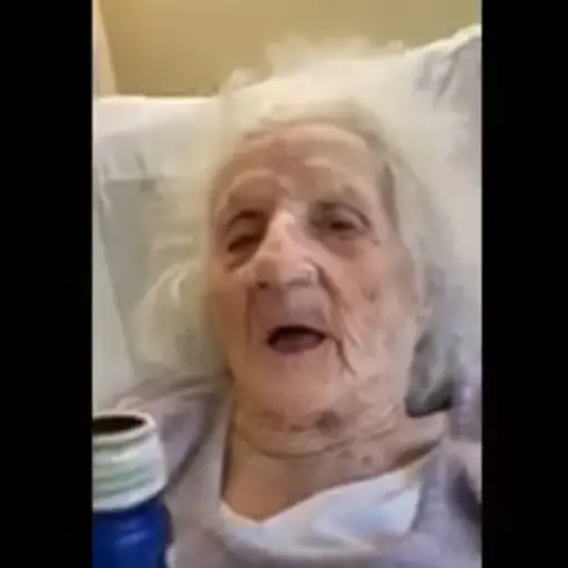VIDEO | Con cerveza en mano abuelita de 103 años celebra que venció al COVID-19
