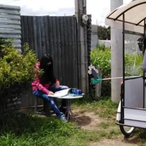 Maestro transforma triciclo en escuela móvil para llegar a dar clases a sus alumnos 