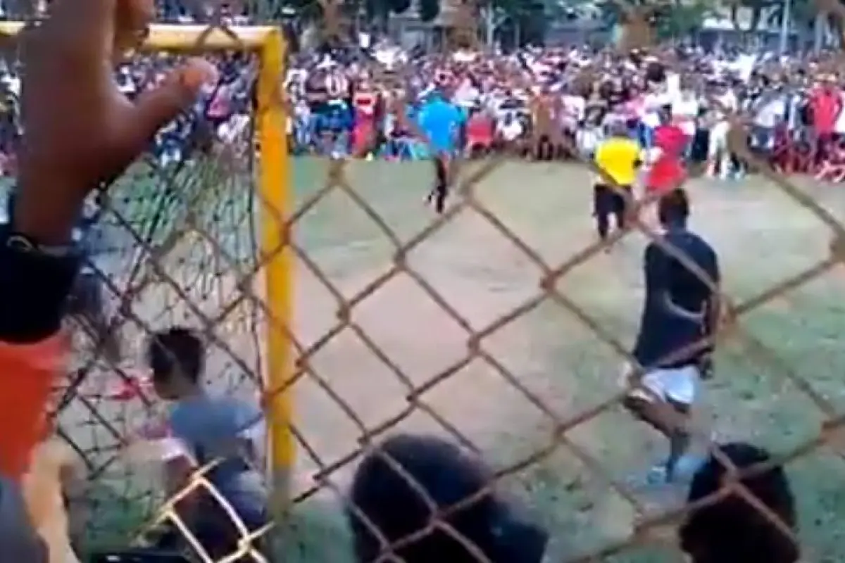 VIDEO | Policía interviene en final de futbol de un barrio donde violaron confinamiento 