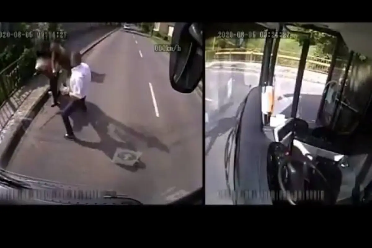 VIDEO | ¡Héroe! Piloto baja de bus para ayudar a una abuelita que era asaltada