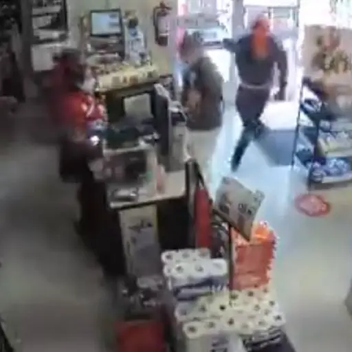 VIDEO | Hombre compraba en una tienda y es acribillado por dos sujetos