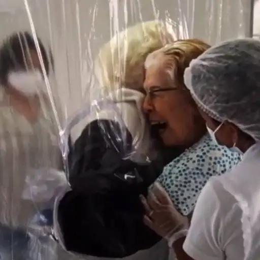 VIDEO | La cortina que permite a ancianos abrazar a seres queridos en esta pandemia del COVID-19