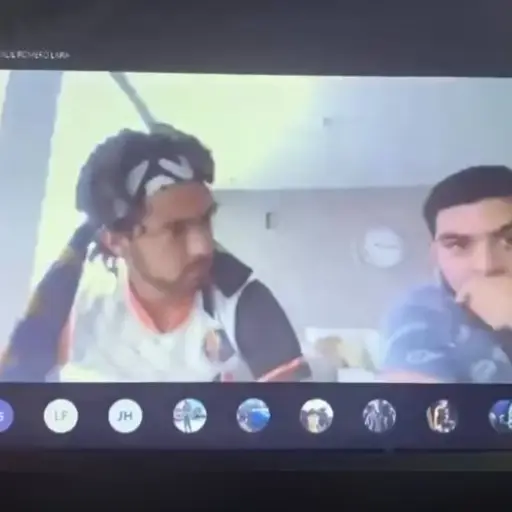 VIDEO | ¡Era individual! Dos amigos quedan en evidencia haciendo trampa en examen 