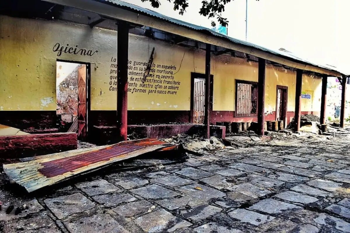 Queman oficinas del cementerio de Escuintla en protesta por defunciones COVID-19, 