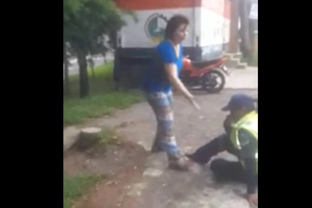 VIDEO | Graban incidente entre tripulantes de vehículo y agentes de tránsito