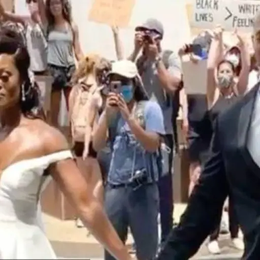VIDEO | Pareja se casa y se une a protestas tras muerte de George Floyd