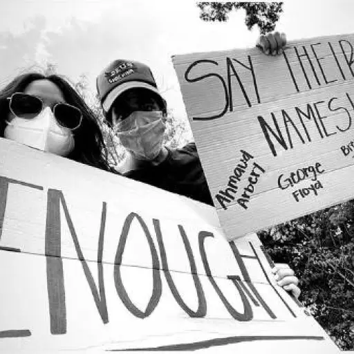 Adria Arjona participa en manifestaciones contra el racismo en EE.UU. ,