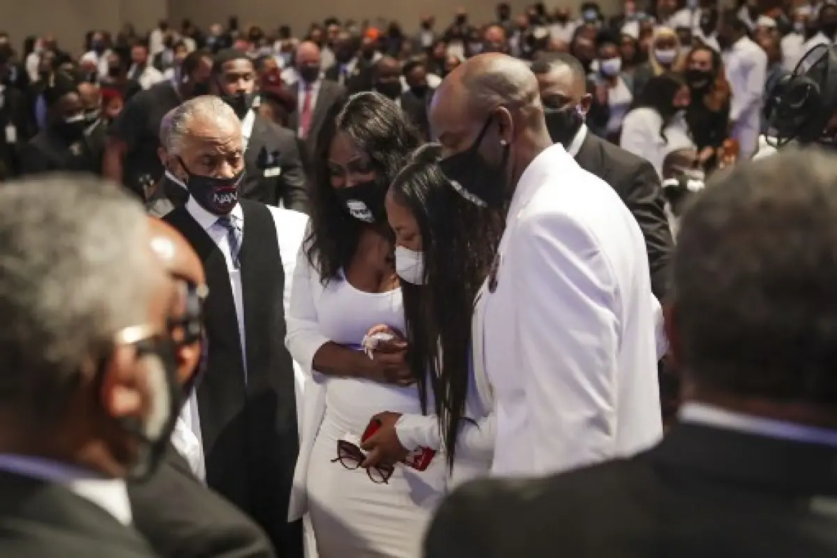 Familiares y amigos asisten al funeral de George Floyd en Houston, Texas. Foto: AFP