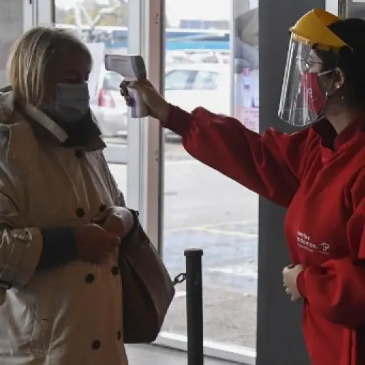 Uruguay abre centros comerciales mientras achata la curva de contagios