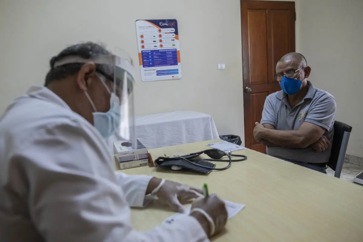 Despiden a médicos por criticar manejo de la pandemia en Nicaragua
