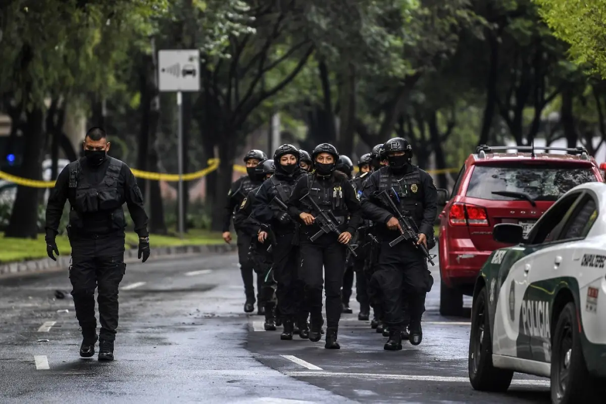 Police officers are deployed after Mexico City's Public Security Secretary Omar Garcia Harfuch was wounded in an attack in Mexico City, on June 26, 2020. (Photo by PEDRO PARDO / AFP)