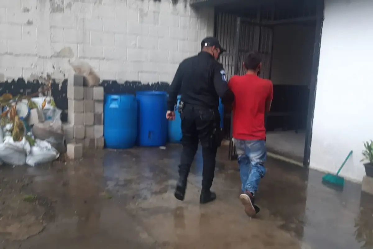 Policía captura al “Chapo” efectuando disparos en Amatitlán