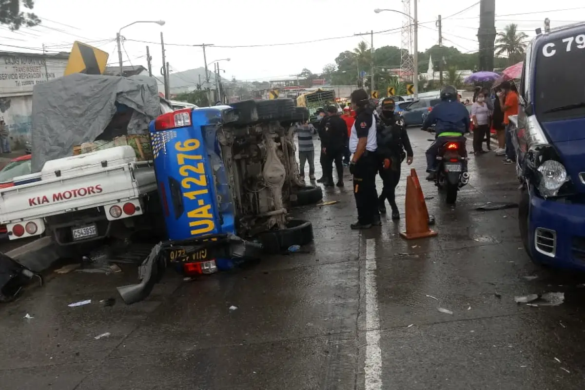 Múltiple choque deja patrulla volcada y dos heridos