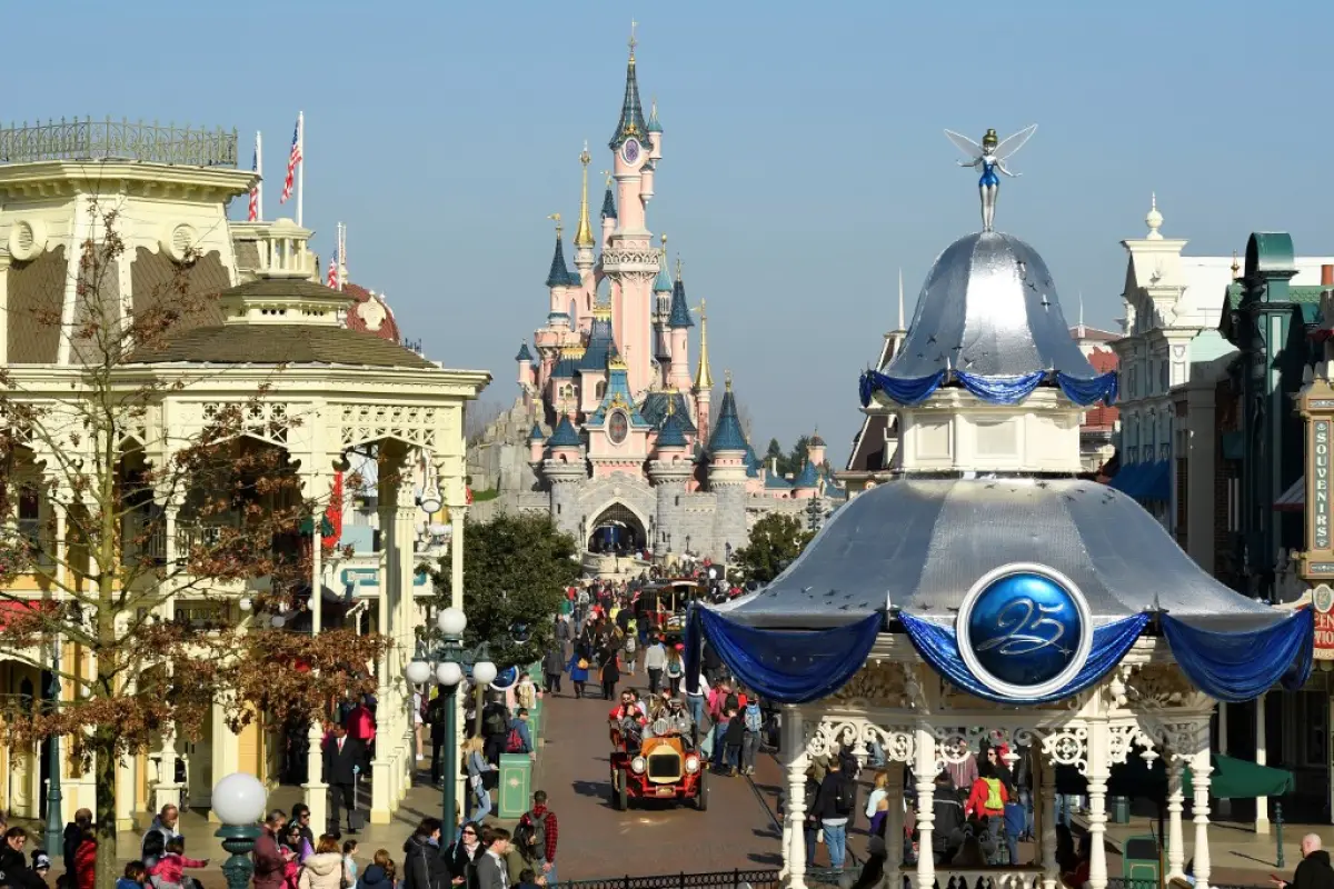 Nueva espera para abrir Disneyland en California por récord de casos de COVID-19