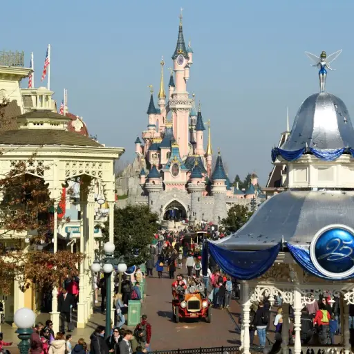 Nueva espera para abrir Disneyland en California por récord de casos de COVID-19