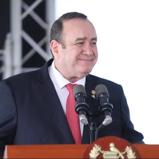 Giammattei asegura que otros presidentes lo llamaron para preguntarle cómo maneja el Bono Familia