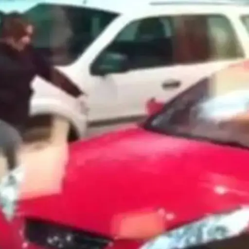VIDEO | Mujer destroza auto de su ex al verlo estacionado en un hotel