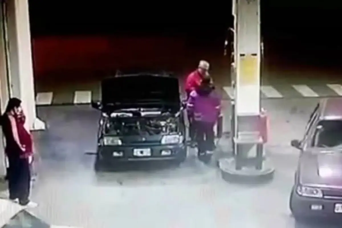 VIDEO | Trabajador de gasolinera le pide a hombre utilizar mascarilla, este le da un puñetazo