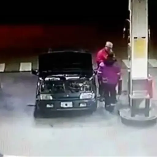 VIDEO | Trabajador de gasolinera le pide a hombre utilizar mascarilla, este le da un puñetazo
