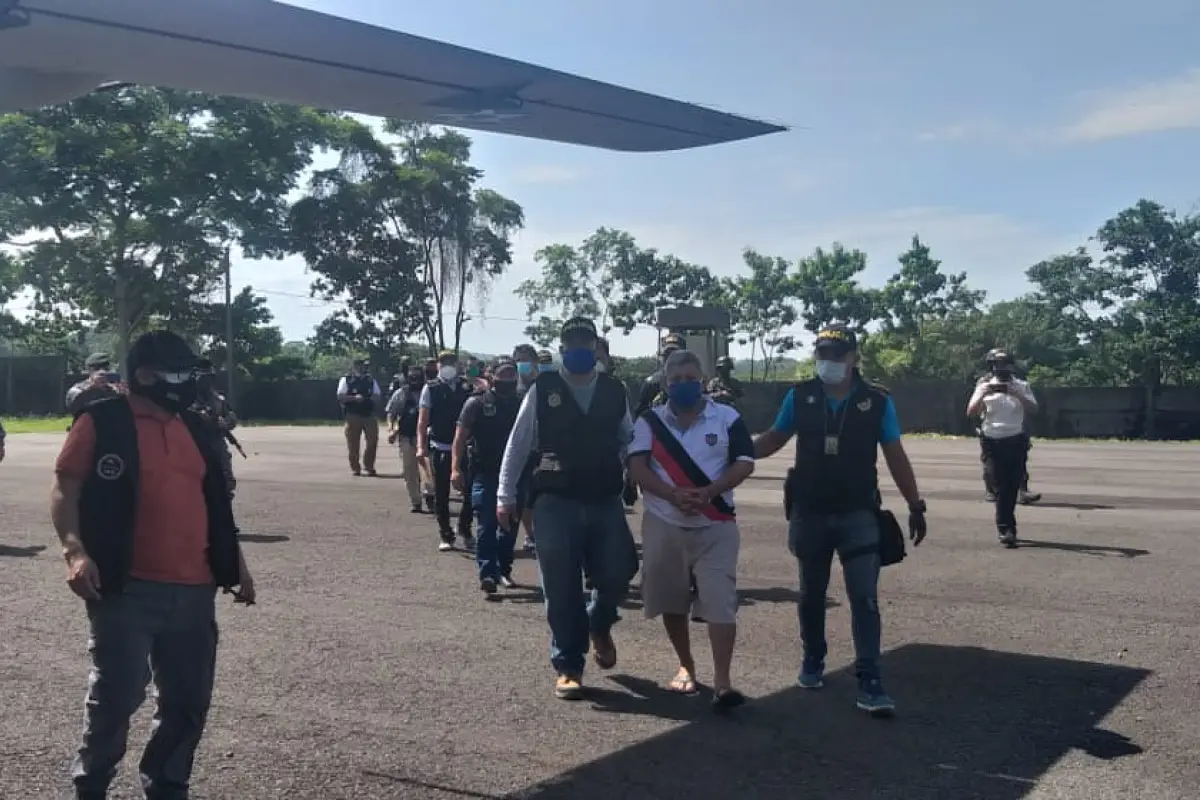 Figuran ocho policías entre capturas durante operativos por contrabando aduanero