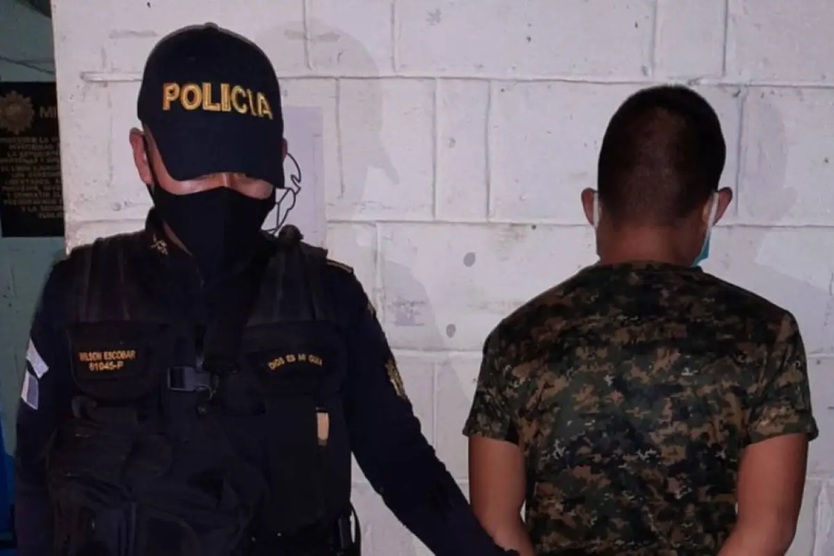 Turba intenta quemar a soldado señalado de amenazar de muerte con un fusil