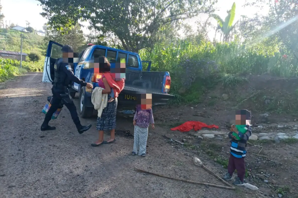 Mujer con sus hijos piden ayuda a la policía para sacar sus pertenencias tras violencia intrafamiliar