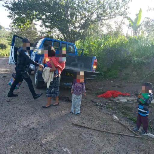 Mujer con sus hijos piden ayuda a la policía para sacar sus pertenencias tras violencia intrafamiliar