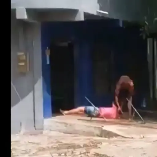 VIDEO | Hombre saca a mujer de vivienda, la arrastra y la golpea