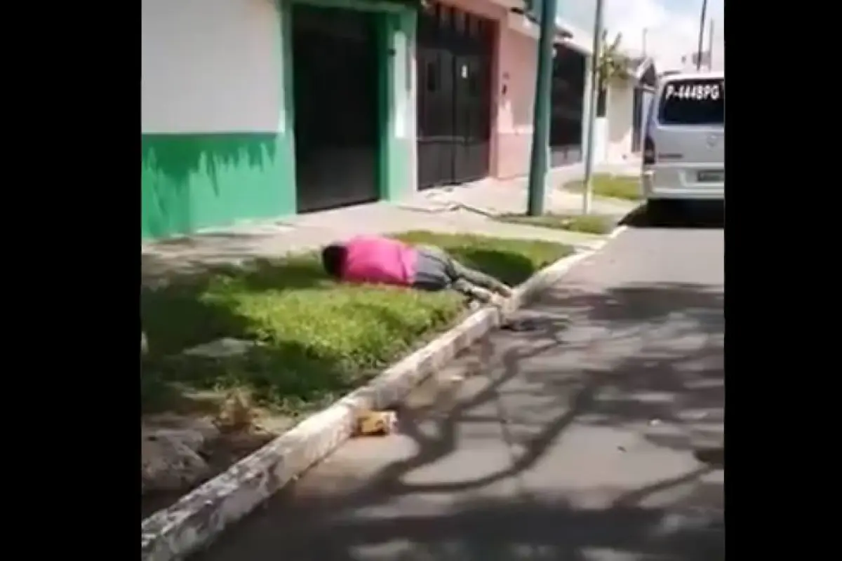 VIDEO | Ciudadanos denuncian que mujer enferma no fue atendida 