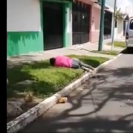 VIDEO | Ciudadanos denuncian que mujer enferma no fue atendida 