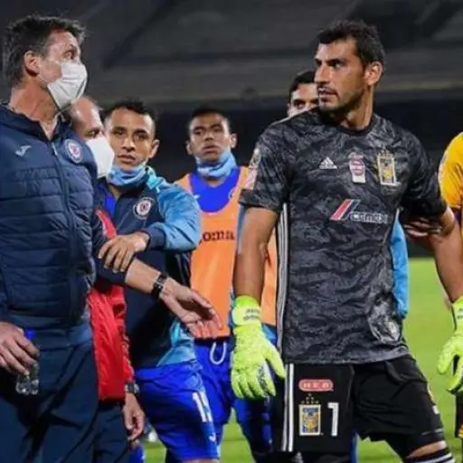 Jugadores-Tigres-Cerca-Pelear-Tecnico-Cruz-Azul ,