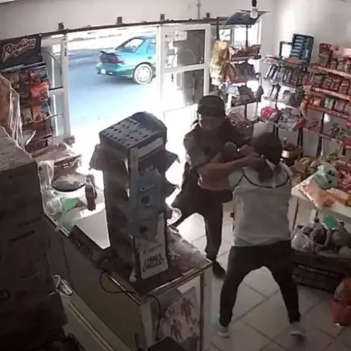 mujer-forcejea-con-ladron-en-tienda-de-celaya ,