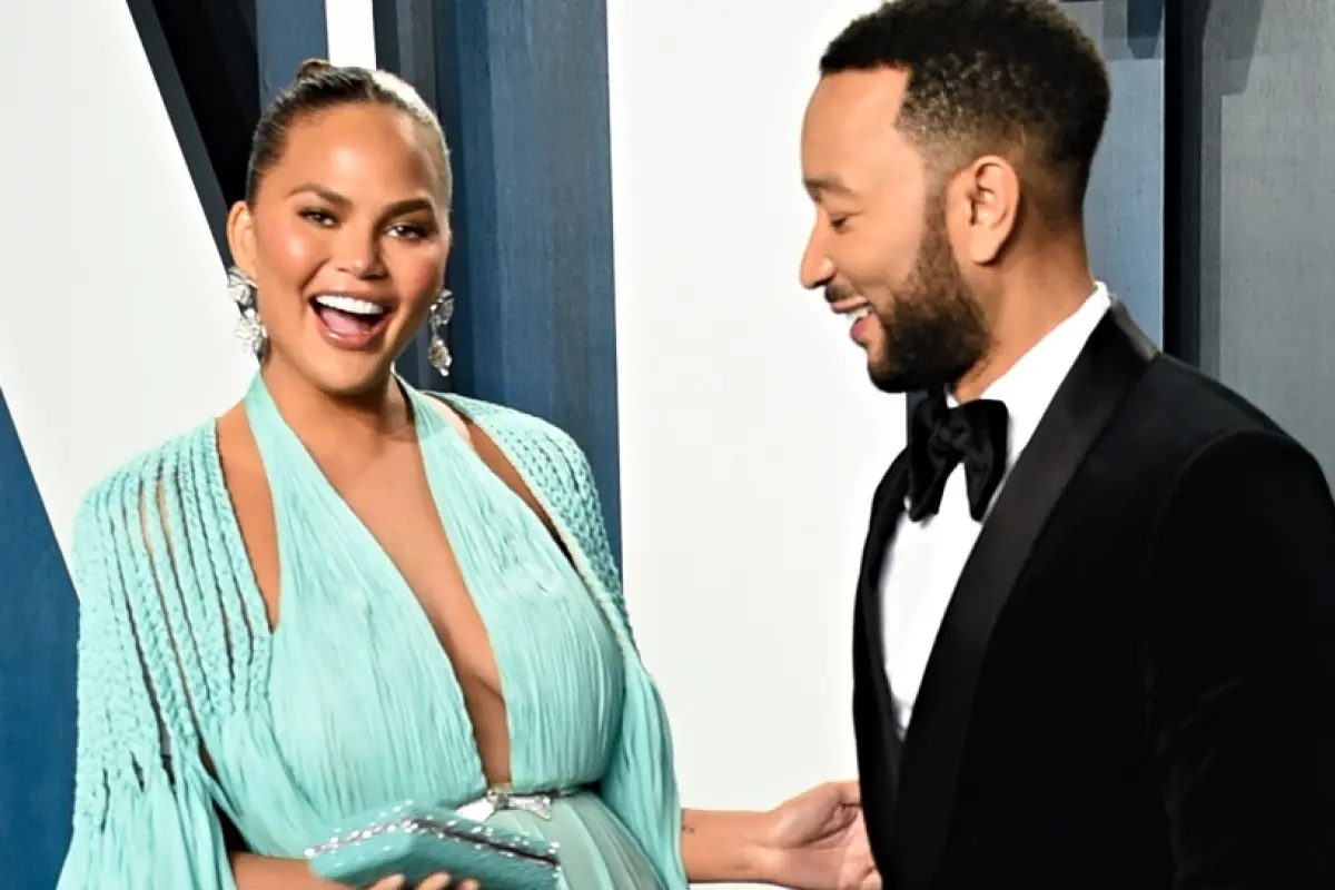 Chrissy Teigen se retira implantes de senos, 