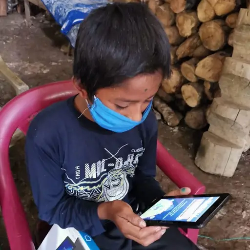 diputado-juan-carlos-rivera-dona-tablet-emisoras-unidas4 ,