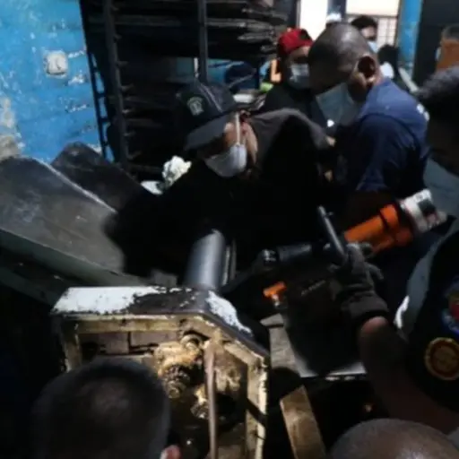 Bomberos auxilian a panadero a quien le quedó el brazo atrapado en maquinaria