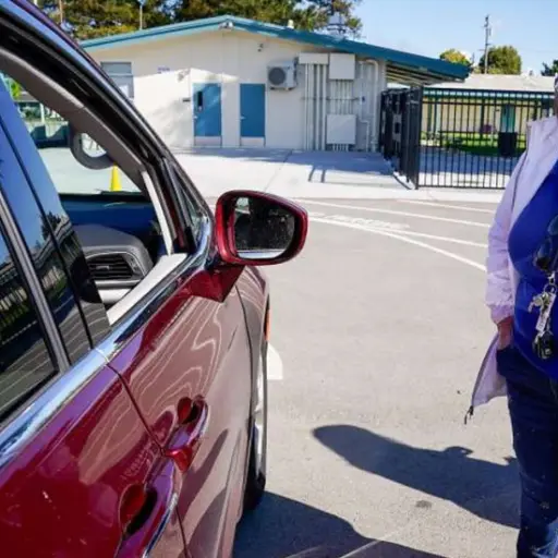 lori-roger-directora-de-la-escuela-primaria-laurelwood-california ,