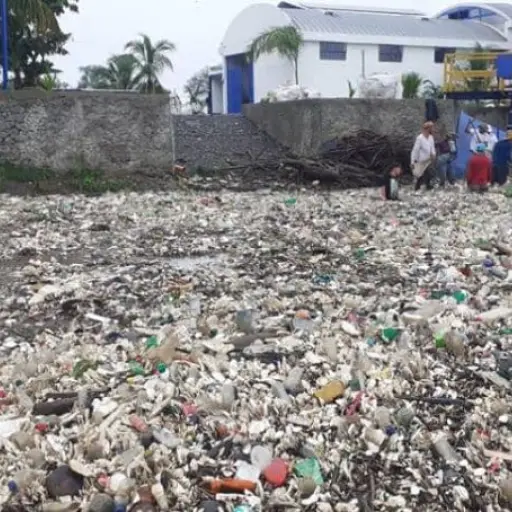 recogen-desechos-rio-motagua-emisoras-unidas1 ,
