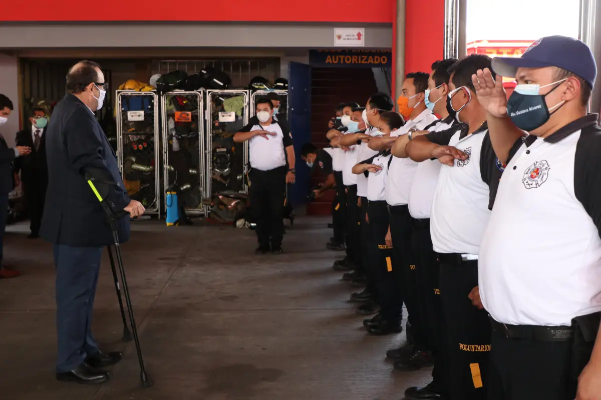 presidente-alejandro-giammattei-entrega-mascarillas-bomberos-emisoras-unidas3, 