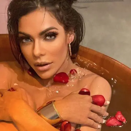 suzy-cortez-muestra-voluptuoso-trasero-en-calle-emisoras-unidas-1 ,