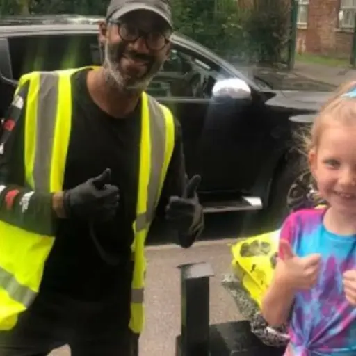 VIDEO | Niña aprende lenguaje de señas para comunicarse con un cartero sordo