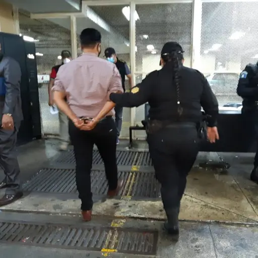 mujer-capturada-vestida-de-hombre-emisoras-unidas ,