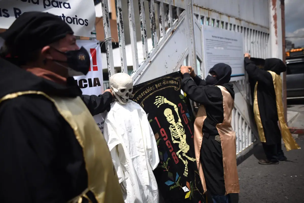 Colocan calaveras frente al San Juan de Dios. Foto: Edwin Bercián