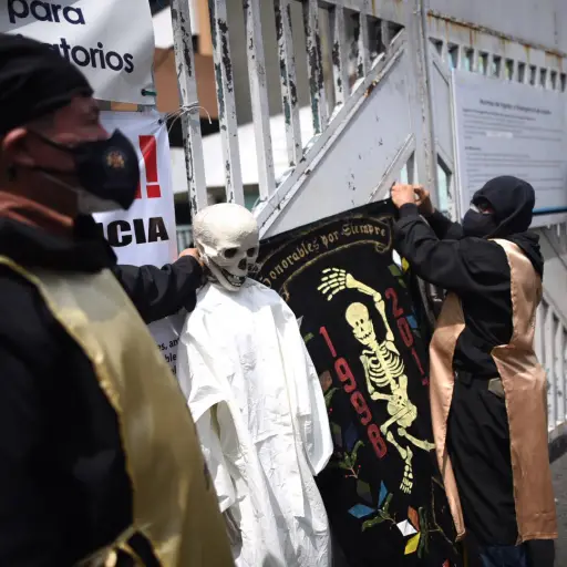 Colocan calaveras frente al San Juan de Dios. Foto: Edwin Bercián