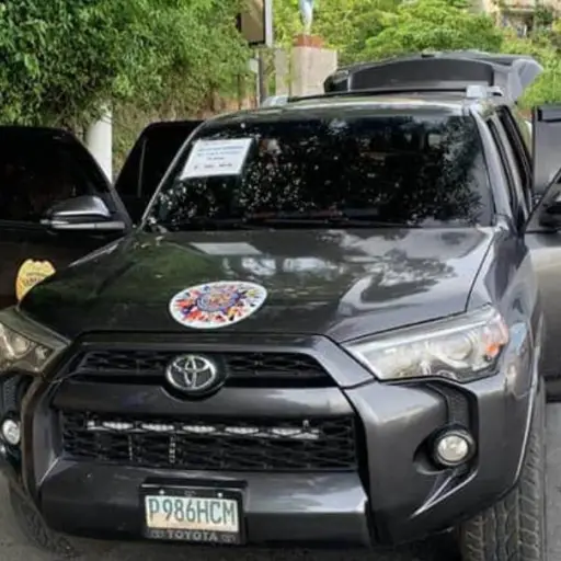 Llevaban 18 mil dólares en vehículo que tenía pegados logos falsos